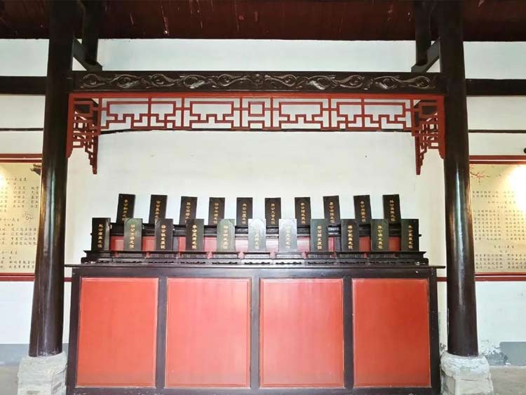 安龙十八先生墓文物陈列室
