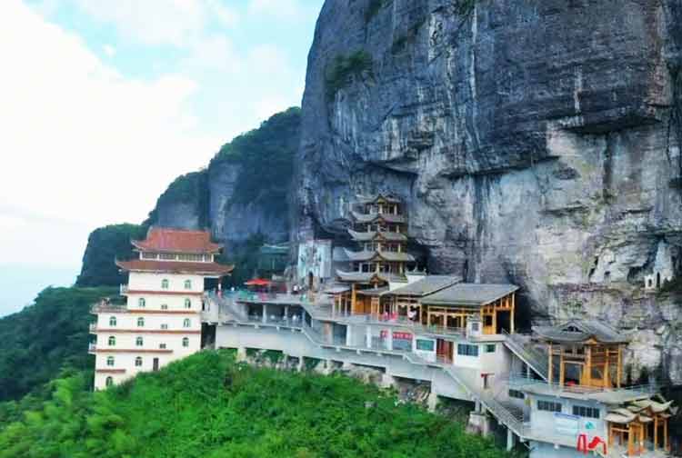饶龙山瑞峰寺风景区